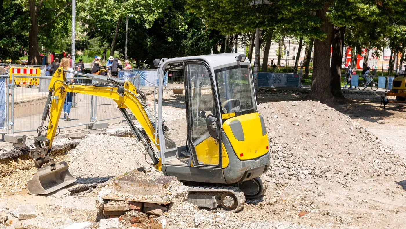 Minibagger im Einsatz auf einer innerstädtischen Baustelle
